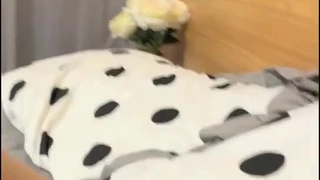 顶级颜值美少女【幼齿】收费房，外表清纯甜美，大尺度自慰，假屌跳蛋轮番上，穿上女仆装白丝袜