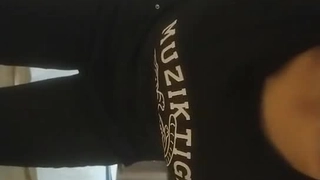 与性感的女同性恋少女进行跨种族自慰和面部坐骑