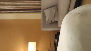 还在上课已经忍不住了让女同事先帮我口一会 下课直接奔酒店 完美露脸
