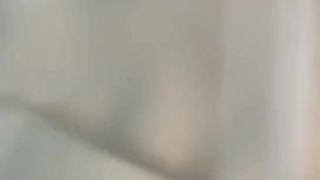 粉粉嫩嫩的黄毛小姑娘，露脸听狼友指挥秀给你看，小骚逼很性感毛都没几根好骚啊，揉奶玩逼道具抽插精彩不断