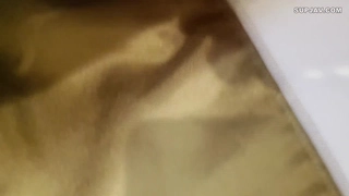 李贝贝趁老公洗澡，叫我进来喂下她