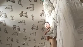 牛仔背带裤甜美萌妹，脱衣调情再到床上玩舔弄猛操