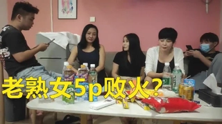 极品美腿黑丝服务员，最后一个妹子太纯了，厕所门没有反锁，只能一边拉绳关门一边放水