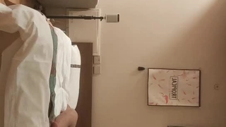 业余亚洲少女脱衣并展示她的奶油色阴户