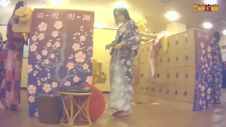 极品美臀女技师 长相甜美按摩调情 脱下黑丝手指摸穴 翘起双腿舔逼 翘屁股后入套子掉了内射