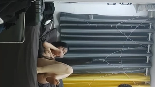 观看这个业余青少年在户外被肛交行为抓住