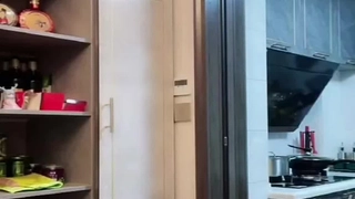 文靜顏值美女！美腿黑絲自慰！跳蛋塞穴揉搓，美足展示，肥唇嫩穴撓首弄姿，塞著跳蛋廚房做飯