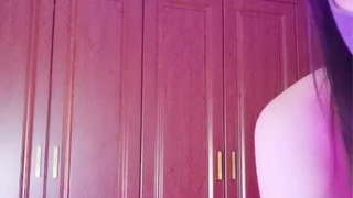 年轻小骚妹跟小哥深夜的激情啪啪。沙发上玩弄主动给小哥口交求爱，各种姿势爆草抽插露脸叫声骚浪
