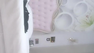 兄弟探花，神似景甜，漂亮外围女神，这钱花得真是值，温柔配合刚下水，新鲜骚逼随意抽插，精彩劲爆必看佳作