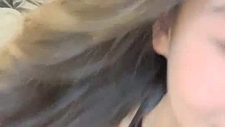最新流出门事件背上写了个大字的大波妹突然在办证大厅脱光光大声述说