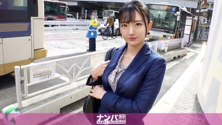 阿拉伯少女在niqab和hijab中展示她的身体
