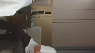 鴨總探花深夜場太子代班約了個苗條少婦，穿上制服沙發上操摳逼騎乘大力猛操